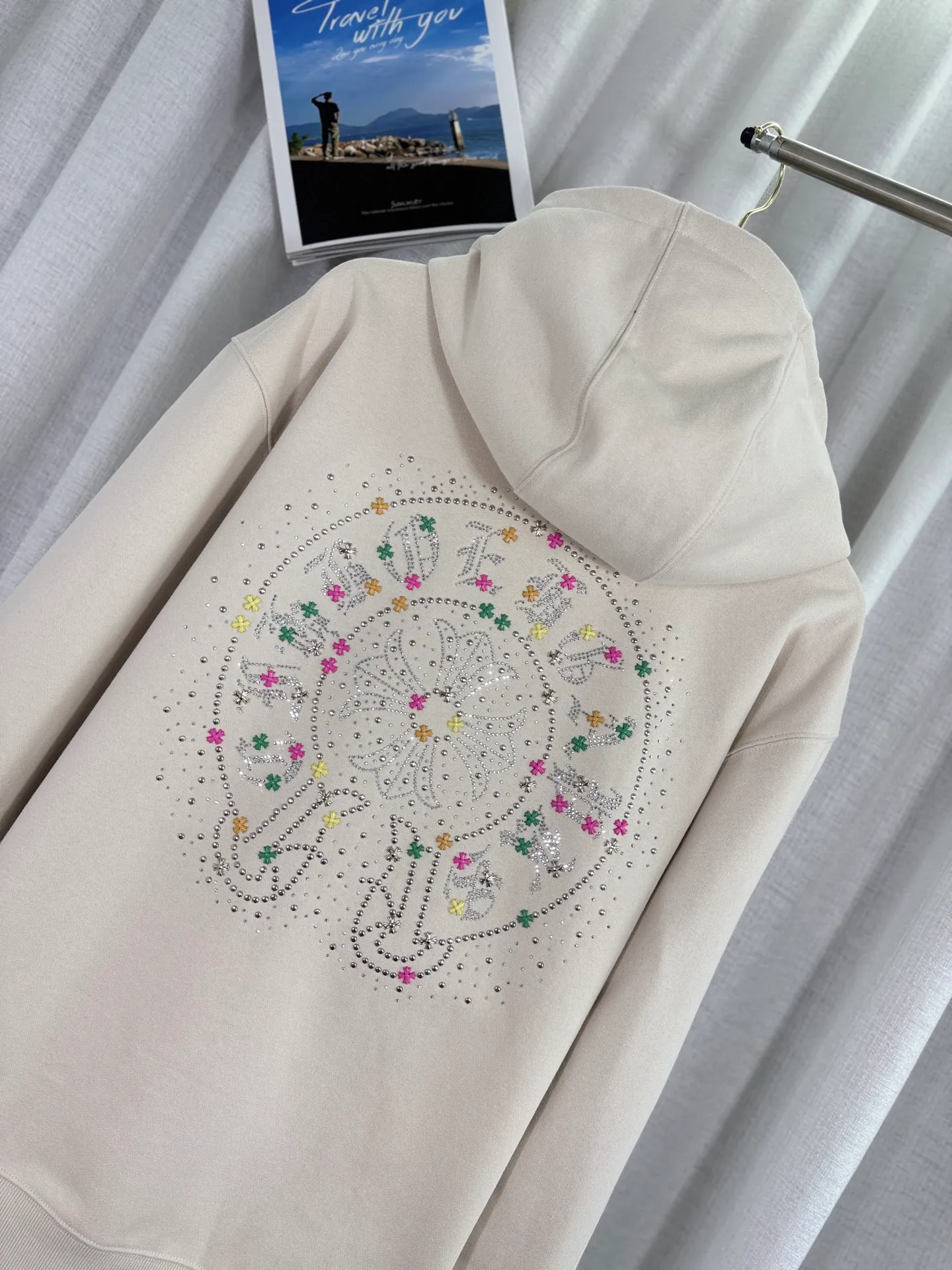 P350 top version, real shot without P, ​​different from market currency) 𝗖𝗵𝗿𝗼𝗺𝗲 𝗛𝗲𝗮𝗿𝘁𝘀/Cro Heart 2025 Washable Watercolor Diamond Paste Autumn and Winter New Original Single Counter American Laser Diamond 3D Three-dimensional Color Embroidery Couple Casual Cardigan Sweatshirt 👑The highest version! Customized fabric 480g tripe terry fabric! American acid-washed and distressed original fabric, laser-burned pattern ✟Colored diamond hardware stickers, exquisite embroidery of letters! The best-selling model in the counter, very comfortable to wear. Accessories: original molded and authenticated collar label➕100% silk wash label. Genuine purchase-grade original hangtag➕matching hanging rope➕3D hanging beads➕original packaging bag. Craftsmanship: The original version has consistent wiring! The highest version of the armhole matching technique! Color: Apricot Black Size: S M L XL Style Number: 25-322